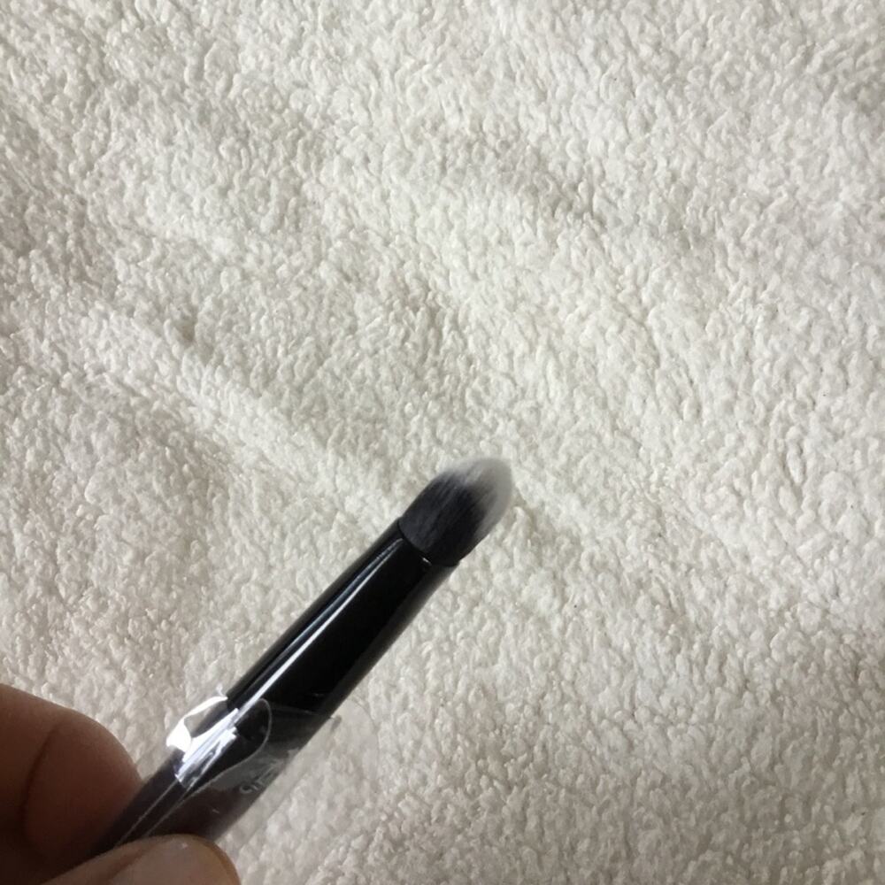 Kat Von D Lock-It Edge Concealer Black Brush - Picture 11 of 15